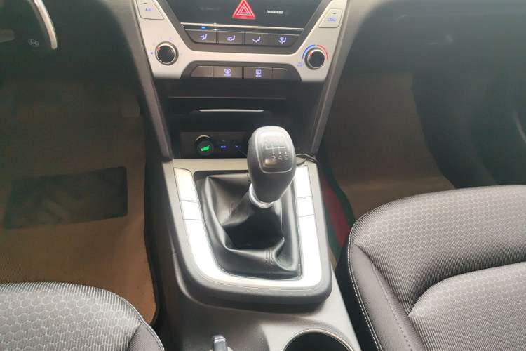 Used Hyundai Elantra (6th Generation / Lingdong) 2016 1.6L Manual ZhiXuan·Youth Edition Gear Lever