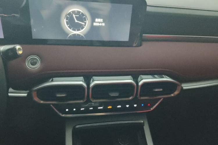 Used JETOUR X70 PLUS 2023 1.5T DCT Ziqiang PRO 7-Seater Audio And AC Panel