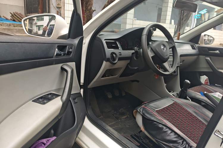 Used Skoda Rapid 2015 1.6L Manual Smart Selection Model