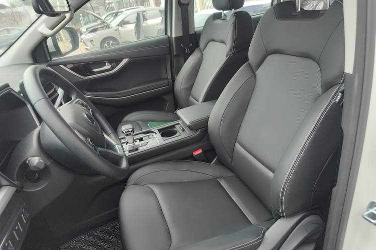 Used Sinotruk BOLDEN 2024 Commercial 2.0T Automatic Diesel 4x4 Long Wheelbase Luxury Edition Left Front Seat