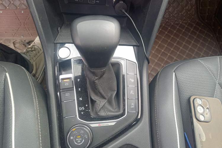 Used Volkswagen Tiguan L 2023 380TSI Automatic All-Wheel Drive R-Line Enhanced 7-Seater Gear Lever