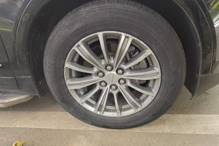 Used Cadillac XT5 2018 25T Luxury Model Right Front Wheel Hub