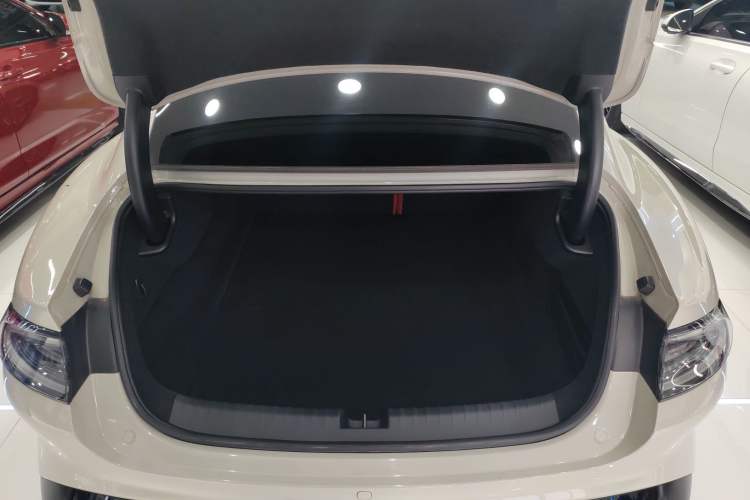 Used Xiaomi Auto SU7 2024 Rear-Drive Long-Range Intelligent Driving Version Trunk