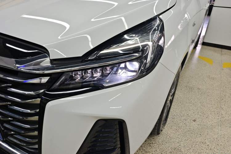 Used Buick GL8 2023 Land Executive Class Comfort Model
