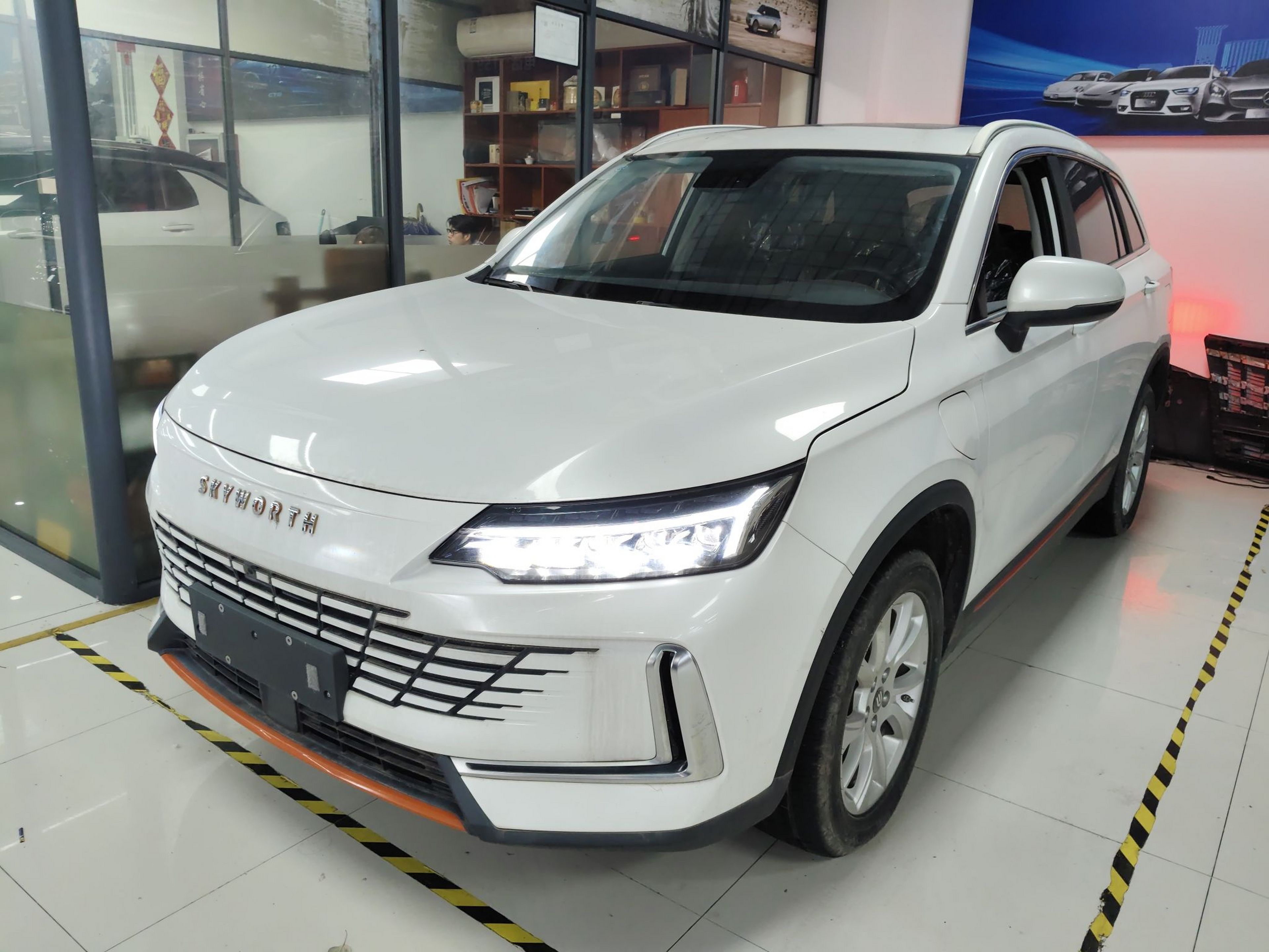 تحت مقدمة السيارة