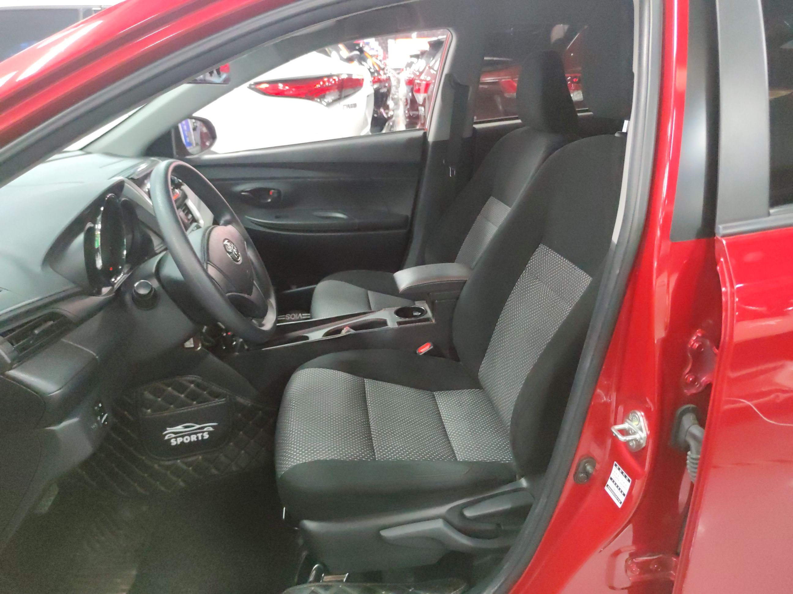 المقاعد الأمامية داخل السيارة