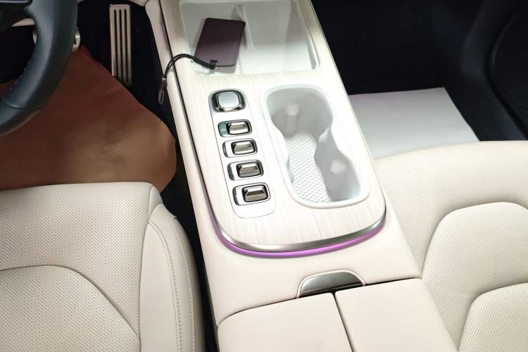 Used Xiaomi Auto SU7 2024 Four-Wheel Drive Ultra-Long Range Advanced Intelligent Driving Max Edition