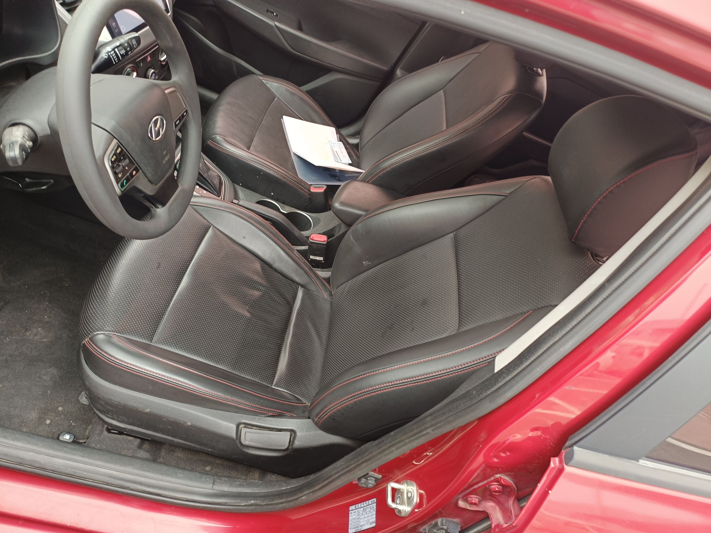 المقاعد الأمامية داخل السيارة