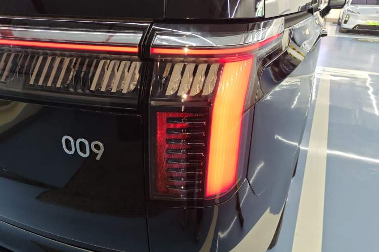 Used Zeekr 009 2024 7-Seater Walk-Through Version Four-Wheel Drive 108 kWh