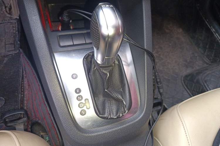 Used Volkswagen Sagitar 2012 1.6L Automatic Comfort Edition Gear Lever