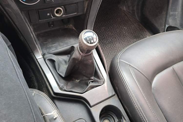 Used Great Wall Wingle 5 2017 2.4L European Version Gasoline Two-Wheel Drive Entry-Level Big Double Cab 4G69S4N Gear Lever