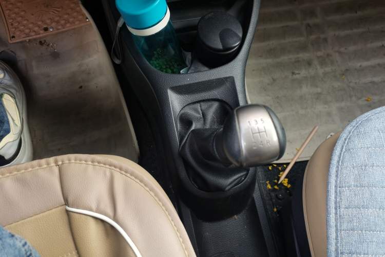 Used Nissan Livina 2010 Jingrui Edition 1.6L Manual Standard Model Gear Lever