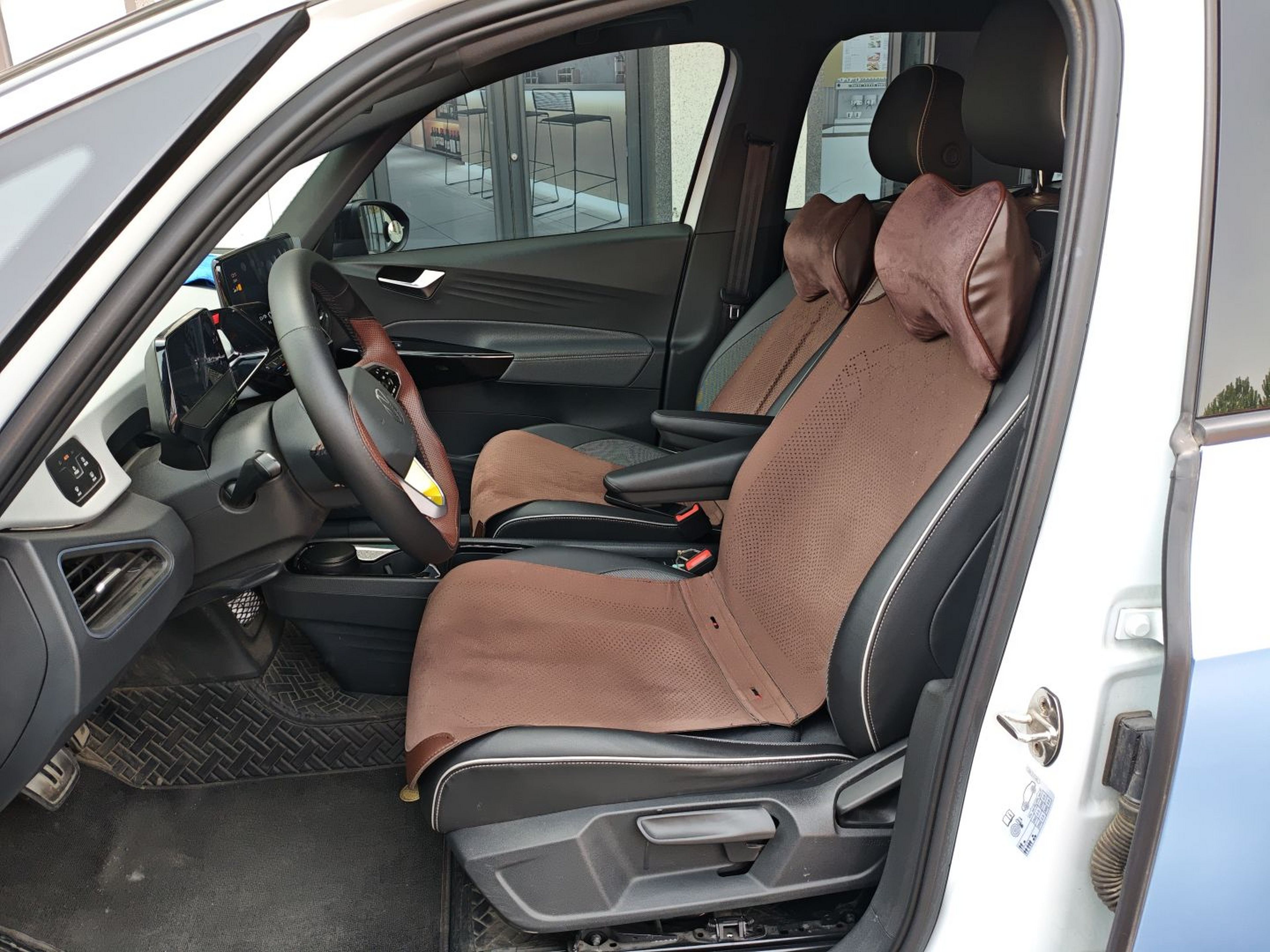 Переднее сиденье в автомобиле