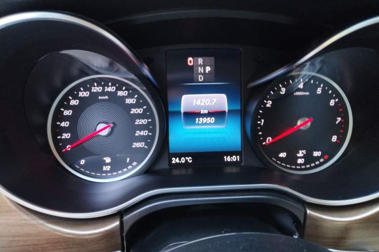 Used Mercedes-Benz V-Class 2022 V 260 L Long-wheelbase Luxury Edition Odometer Close Up