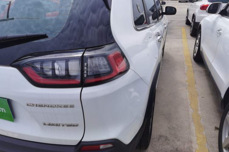 Used Jeep Cherokee 2019 2.0T Two-Wheel Drive Smart Enjoyment Version China V
