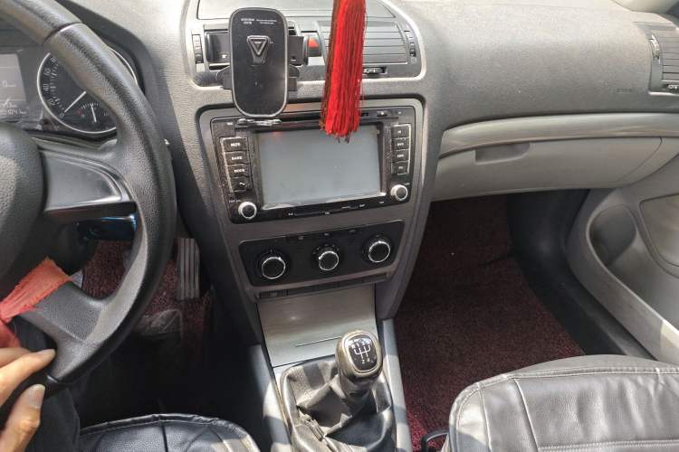 Used Skoda Octavia 2015 Classic Model 1.6L Manual Eado Version Audio And AC Panel