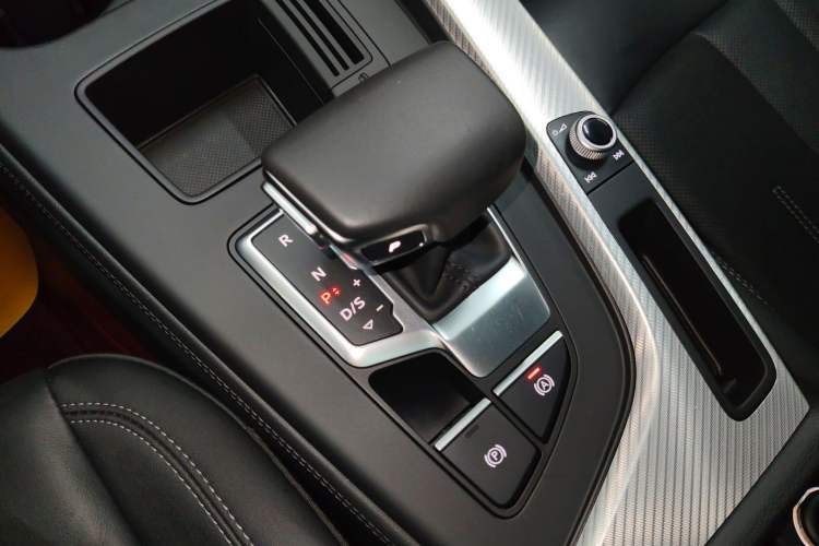 Used Audi A4L 2020 40 TFSI Fashionable and Elegant Model Gear Lever