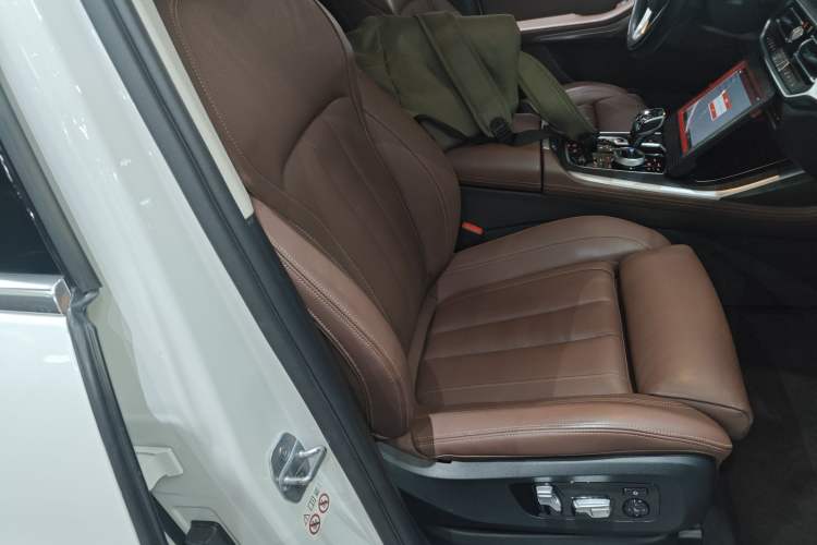 Used BMW X7 2019 xDrive40i Luxury Package with Leading Features
