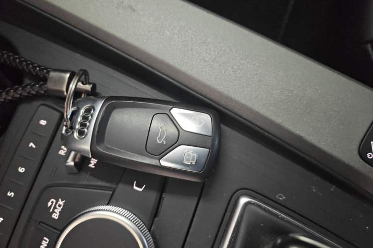 Used Audi A4L 2017 40 TFSI Ambition Edition Vehicle Key