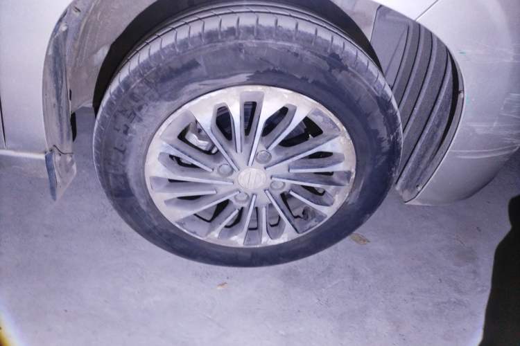 Used Dongfeng Fengon 380 2022 1.5L Comfort-Class Passenger Vehicle (Steel Spring) with 7 Seats