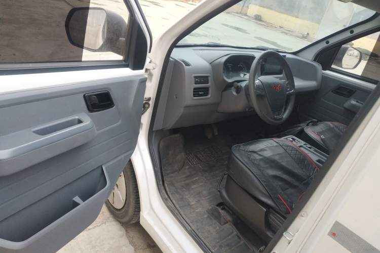 Used Wuling Yangguang 2024 300km Comfort Version with Sealed Windows 60kW Driver Seat