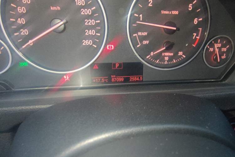 Used BMW 3 Series 2015 320Li Luxury Edition Fashion Model Odometer Close Up