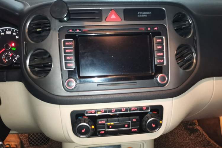 Used Volkswagen Tiguan 2009 2.0 TSI Luxury Edition Audio And AC Panel