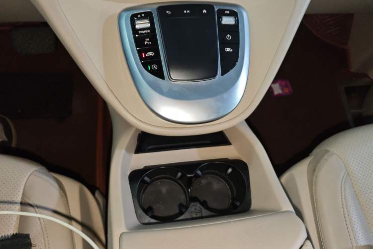 Used Mercedes-Benz V-Class 2021 V 260 Avantgarde Edition Gear Lever