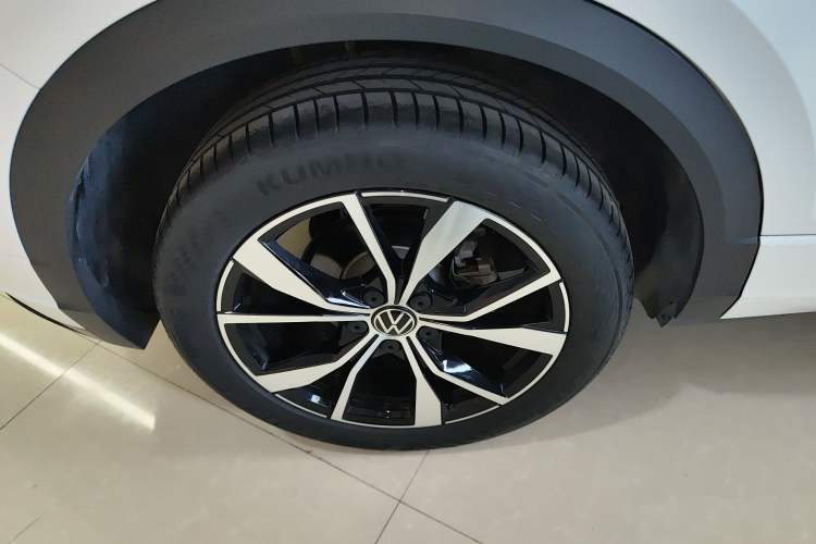 Used Volkswagen T-ROC 2025 Facelifted 300TSI DSG Two-Wheel-Drive Chen Guang Edition Exterior 5