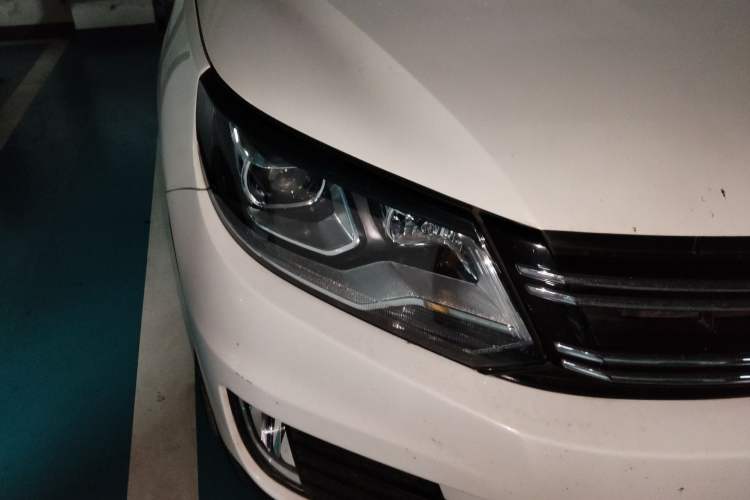 Used Volkswagen Tiguan 2015 2.0 TSI Automatic All-Wheel Drive Luxury Edition Right Front Headlight