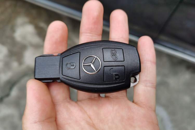 Used Mercedes-Benz Vito 2023 2.0T Elite Version 7 Seats Vehicle Key