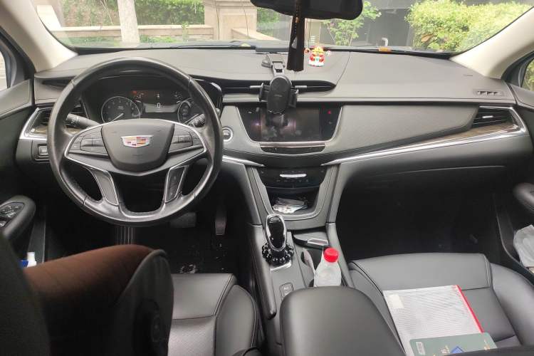 Used Cadillac XT5 2018 28T Four-Wheel Drive Luxury Model Center Console