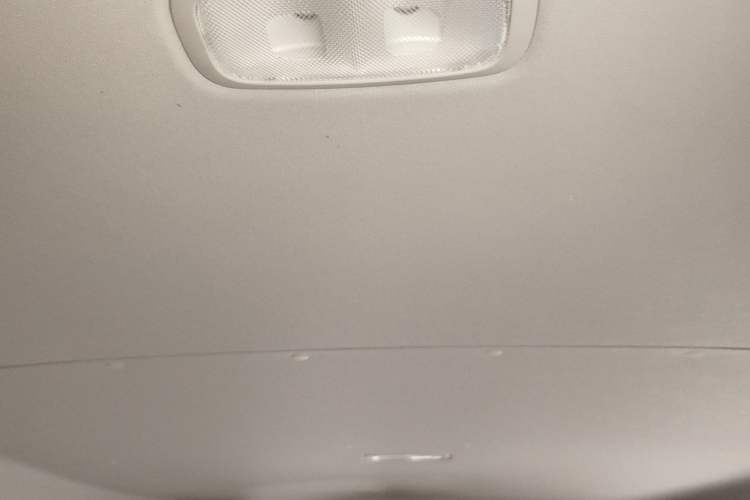 Used SAIC MAXUS Xintu V90 2022 2.0T AMT Yunjie Front-Wheel-Drive Short Wheelbase Mid-Roof Design with Single Rear Tire and 6 Seats