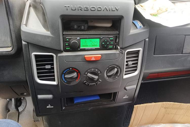 Used Iveco Daily 2021 2.5T A35 M1 Passenger Van 5-9 Seats Short Wheelbase Low Roof Single Tire Manual Doors
