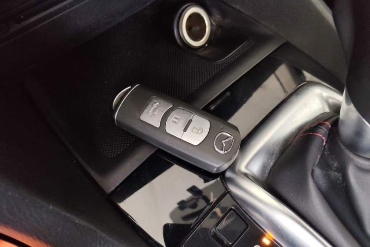 Used Mazda Mazda 3 Axela 2016 Sedan 2.0L Automatic Sport Model
