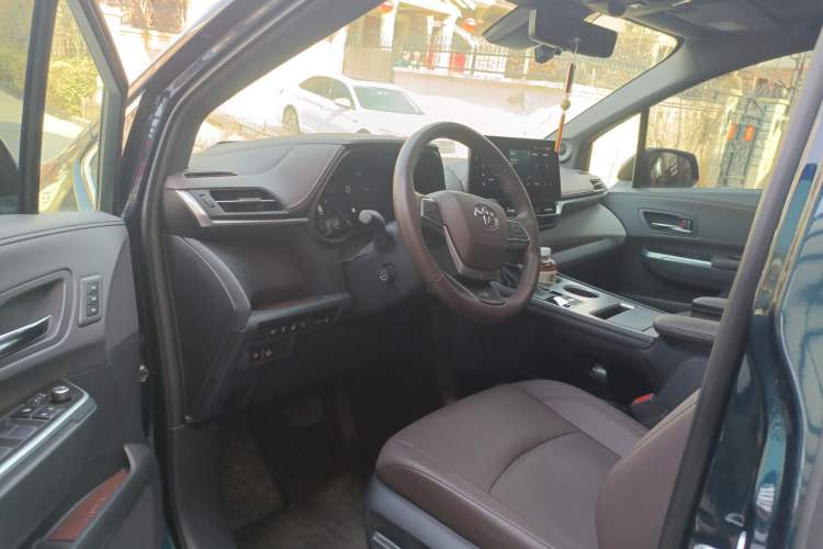 Used Toyota Granvia 2023 2.5L Hybrid Flagship VIP Edition