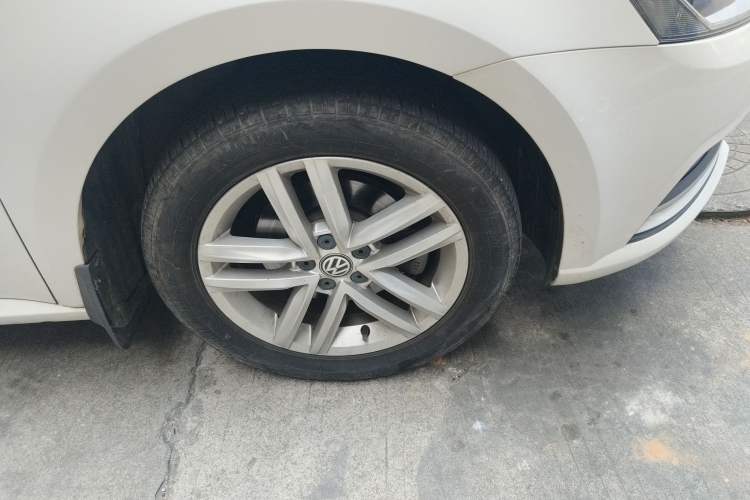 Used Volkswagen Gran Lavida 2015 1.6L Automatic Comfort Edition Exterior 7