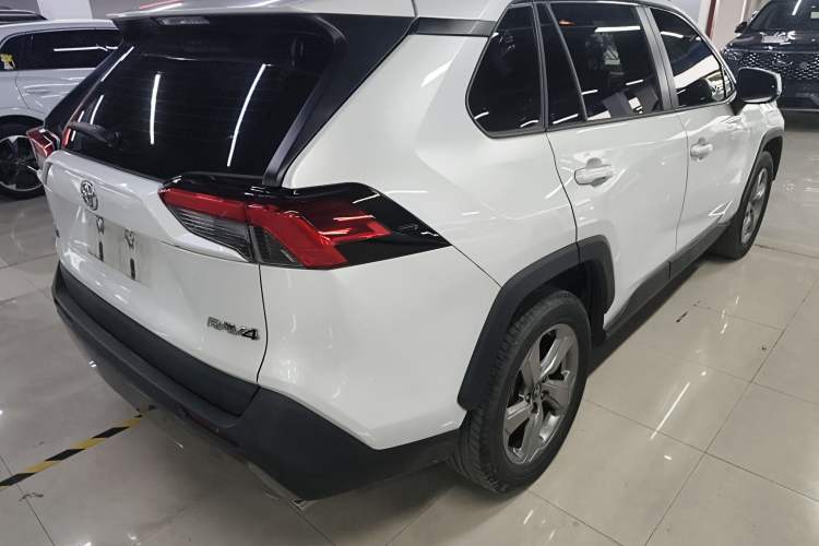 Used Toyota RAV4 2021 2.0L CVT Two-Wheel Drive Fashion PLUS Edition Rear Right 45 Deg