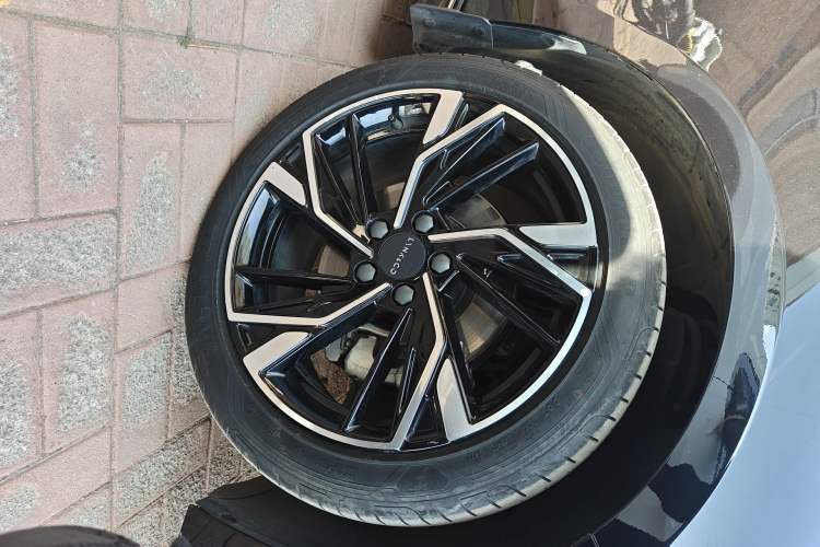 Used Lynk & Co 03 2023 2.0TD DCT JingPro Right Front Wheel Hub