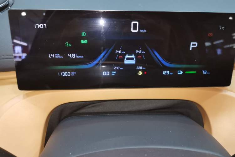 Used Geely Galaxy Xingjian 7 EM-i 2025 120km Exploration+ Version
