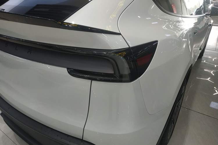 Used Tesla Model Y L 2025 Model Long-Range All-Wheel-Drive Version Exterior 3