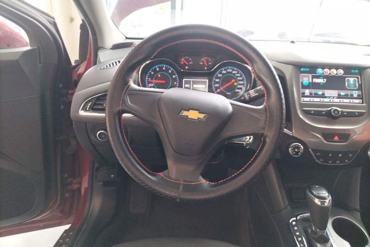 Used Chevrolet Cruze 2017 1.5L Automatic Pioneer Sunroof Edition Steering Wheel