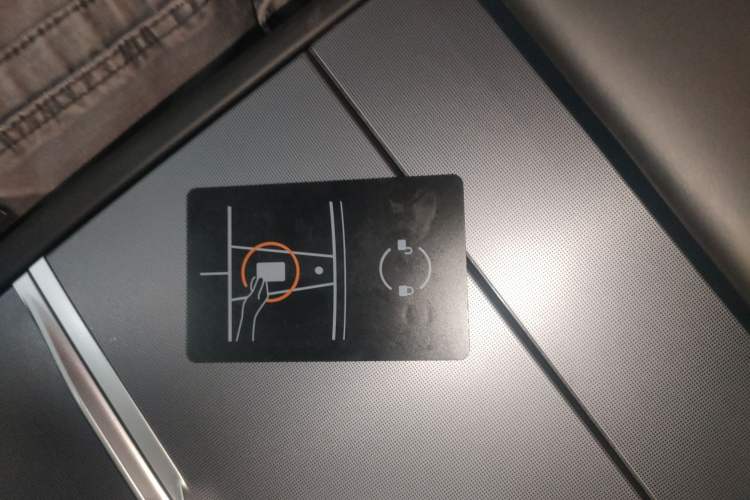 Used Tesla Model Y 2025 Long-Range All-Wheel-Drive Version
