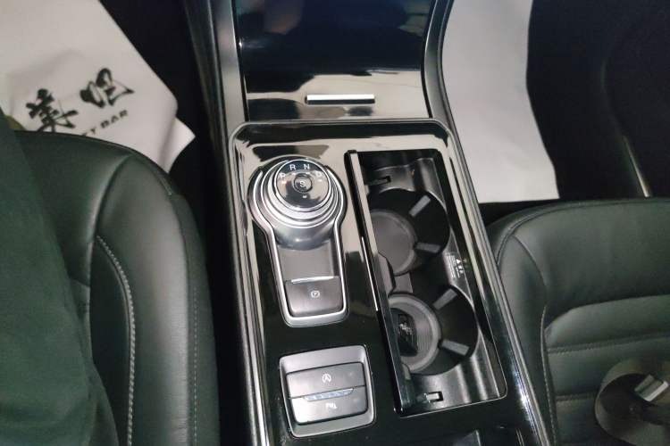 Used Ford Edge 2020 EcoBoost 245 Two-Wheel Drive Titanium 7-Seater Gear Lever