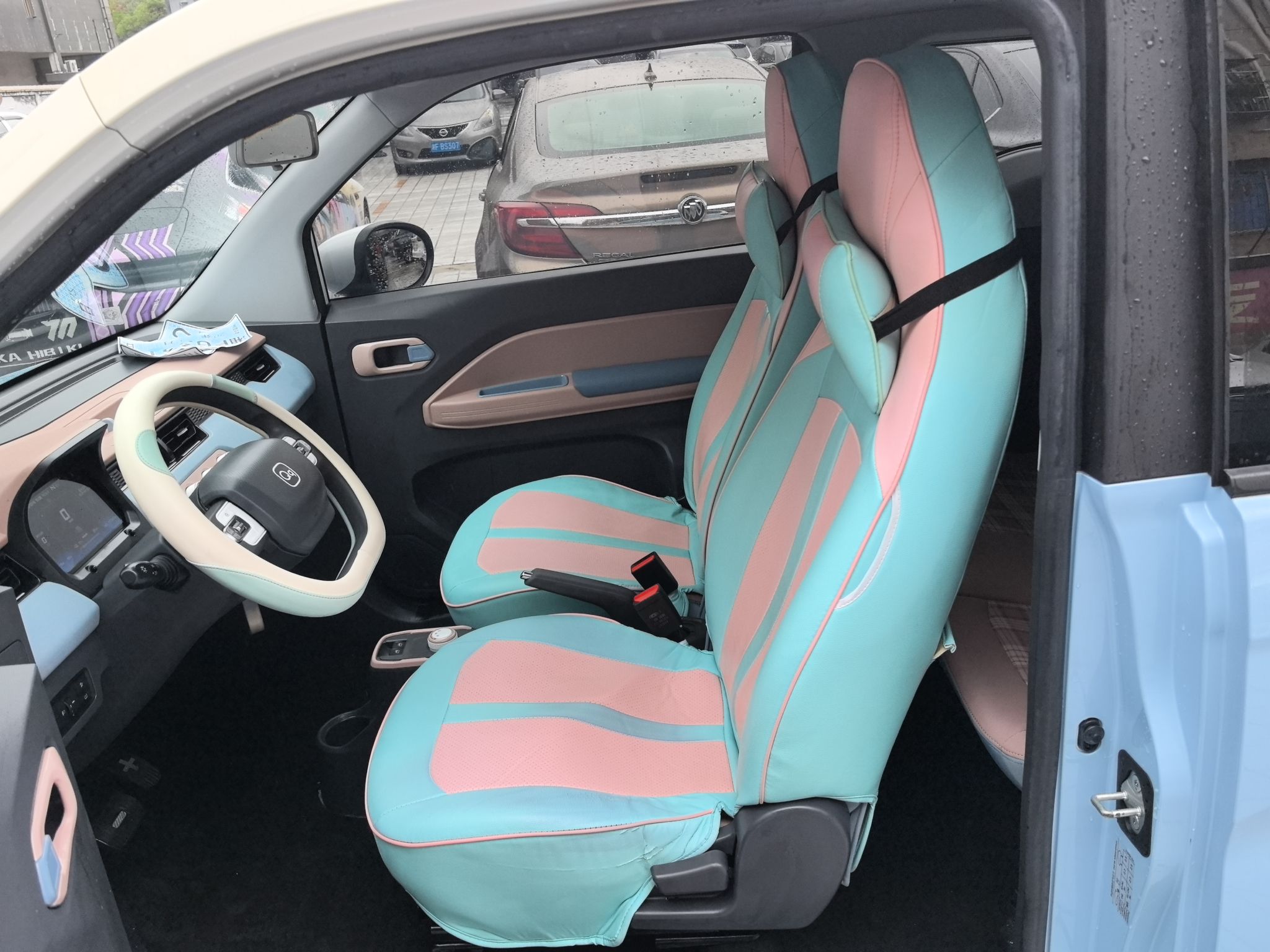 المقاعد الأمامية داخل السيارة