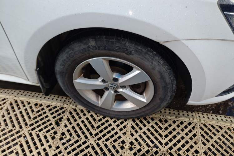 Used Volkswagen Lavida 2015 1.6L Automatic Fashion Edition Right Front Wheel Hub