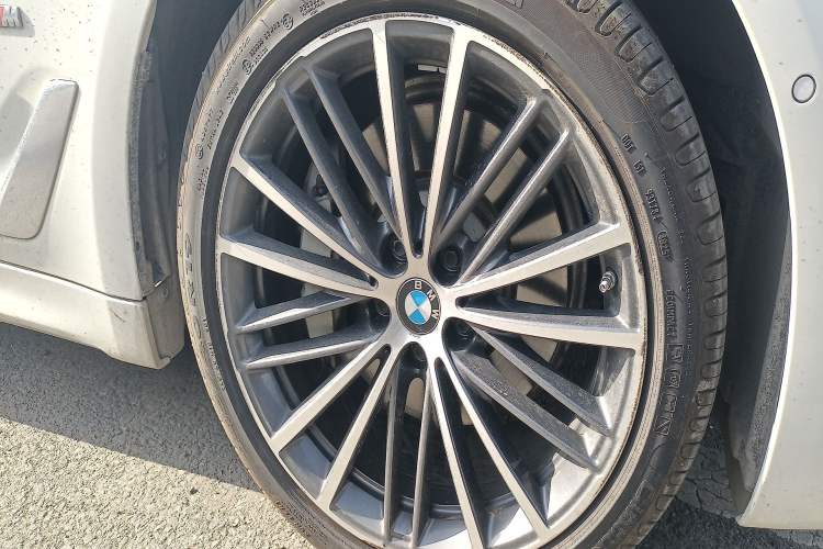 Used BMW 5 Series 2023 530Li xDrive M Sport Package Right Front Wheel Hub
