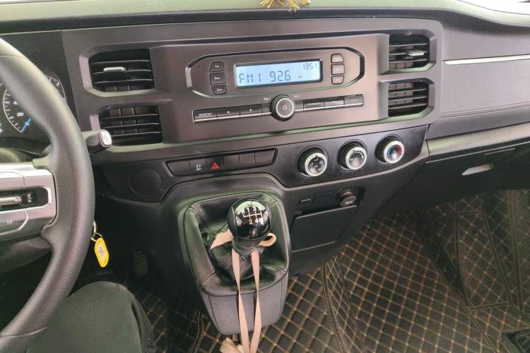 Used JMC Fushun 2022 2.0T Manual Multi-Function Passenger Vehicle Mid-Range High Roof 6-7 Seats Audio And AC Panel