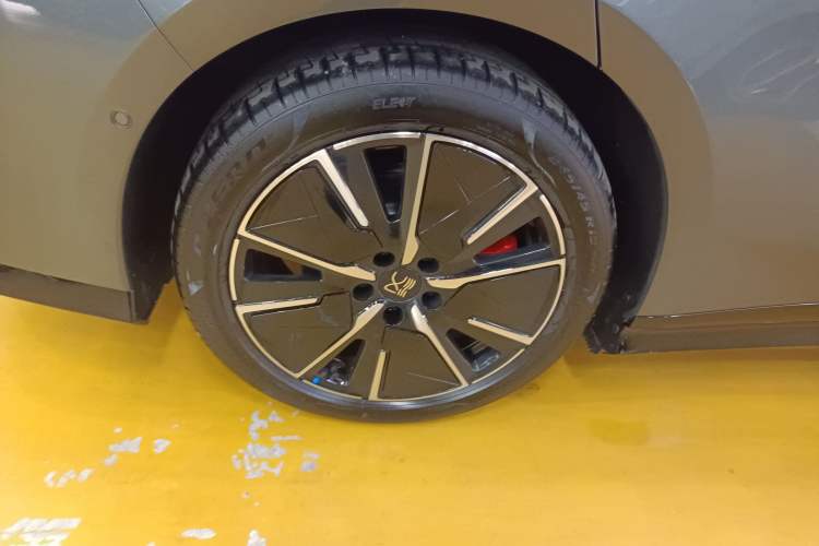 Used BYD Han L 2025 EV 701 km LiDAR Flagship Edition Right Rear Wheel Hub