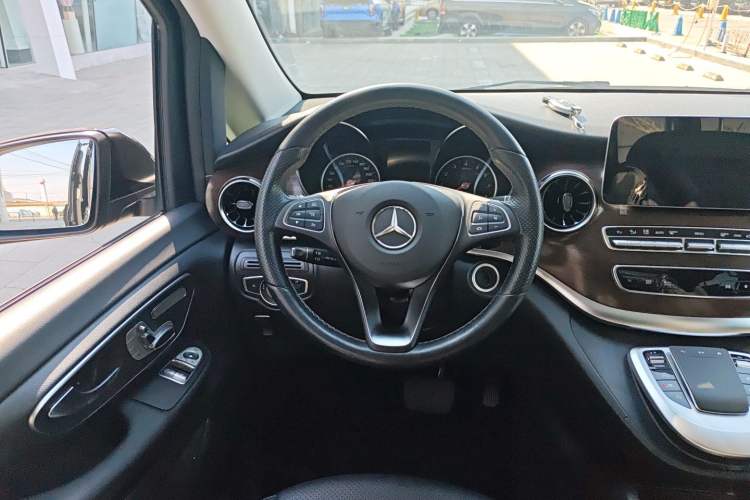 Used Mercedes-Benz V-Class 2020 V 260 Avantgarde Edition Steering Wheel